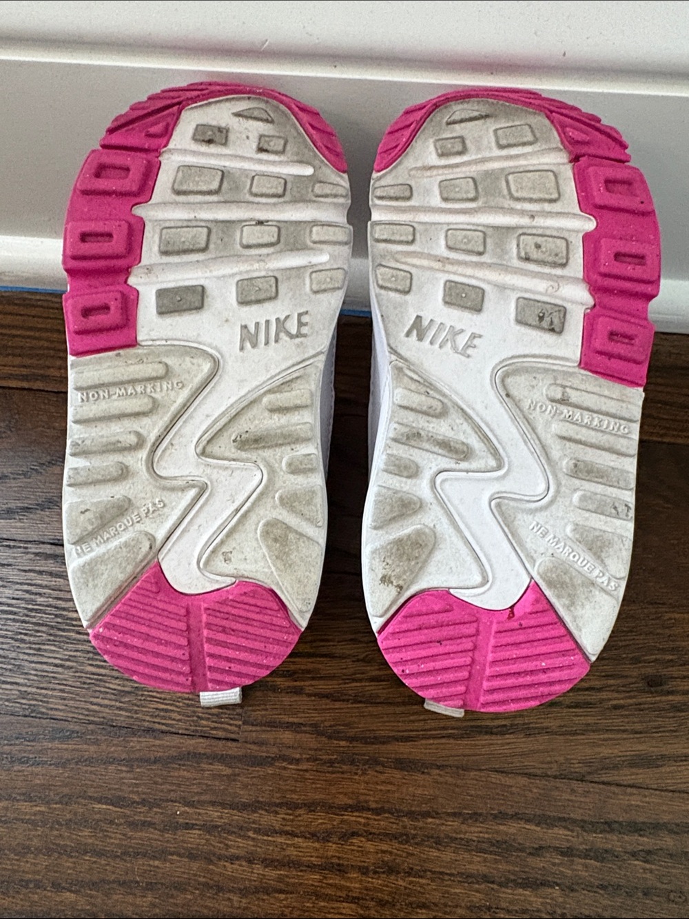 7C Nike Air Max 90 Easy on Kids White Sneakers with Pink Swoosh - Picture 6 of 8